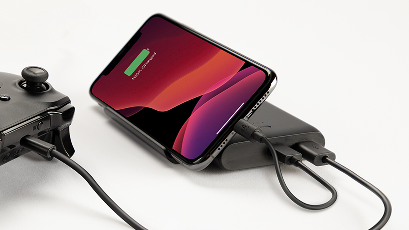 belkin-bpz002-wireless-charging-pad-lifestyle-dual-charge-v01-r01-820×461-us