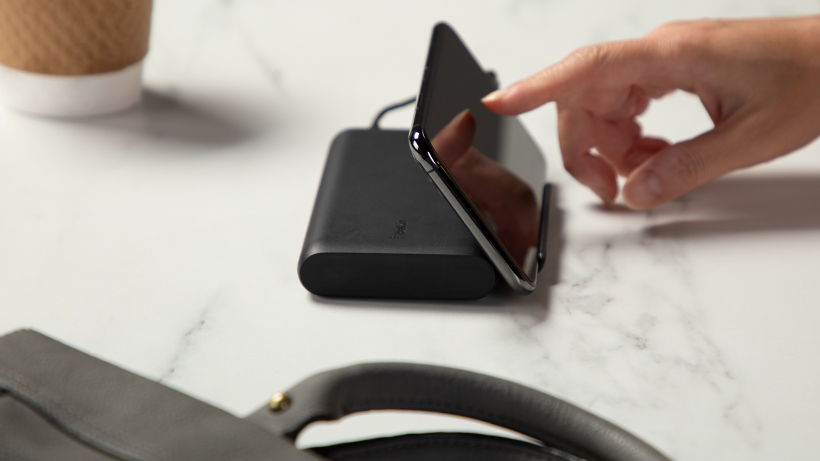 belkin-bpz002-wireless-charging-pad-lifestyle-retractable-stand-v01-r01-820×461-us